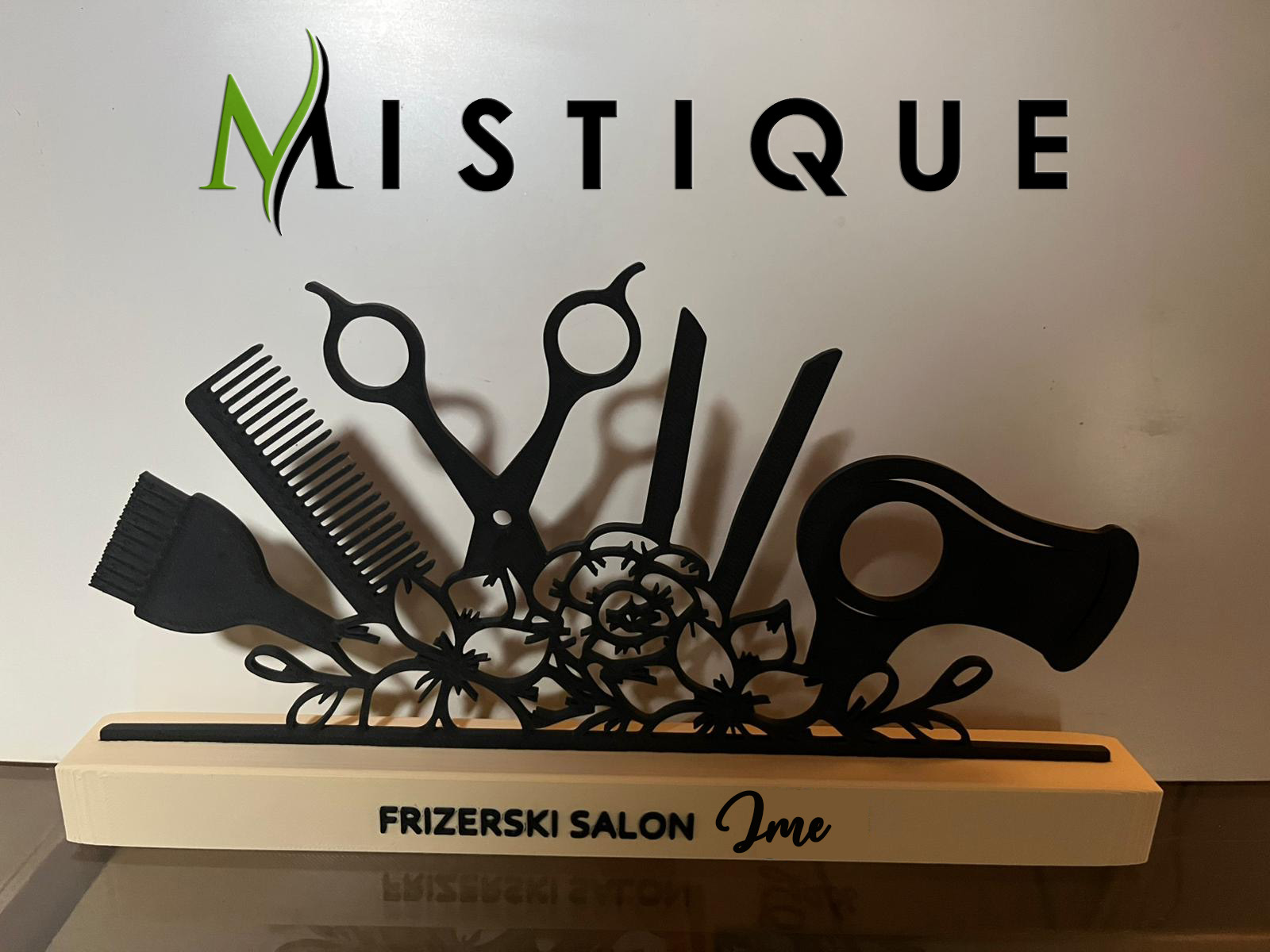 Personalizirani stalak za frizerski salon s imenom na postolju