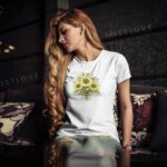 Majica sa suncokretima s elegantnim cvjetnim buketom na bijeloj i crnoj podlozi