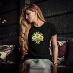 Majica sa suncokretima s elegantnim cvjetnim buketom na bijeloj i crnoj podlozi