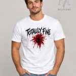 Bijela Halloween majica s natpisom Totally Fine i crno-crvenim horror motivom