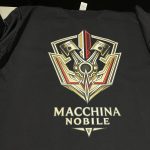Crna majica Macchina Nobile s motivom klipova motora u zlatnoj, crvenoj i bijeloj boji